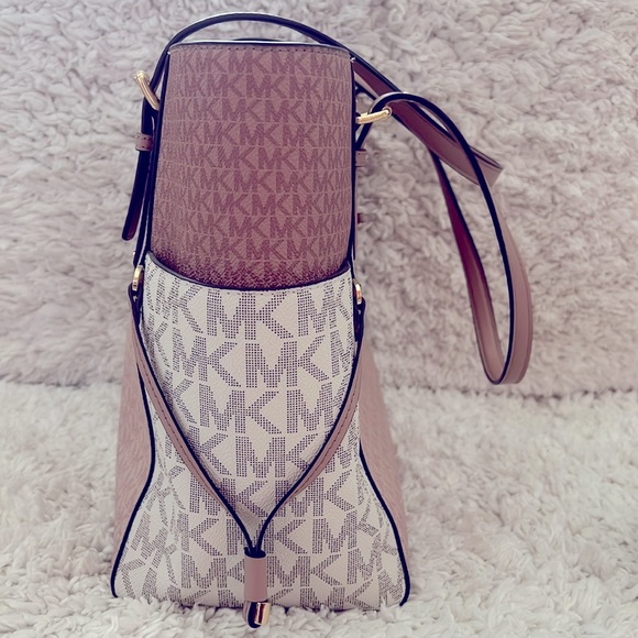 Like New! Michale Kors Jet Set with Wallet - Picture 8 of 9